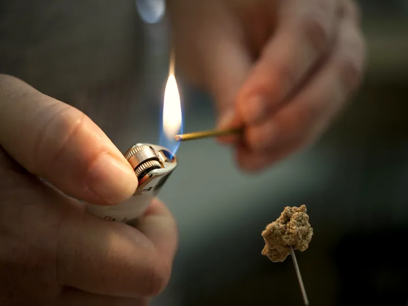 Encendiendo un cono de moxa de artemisa